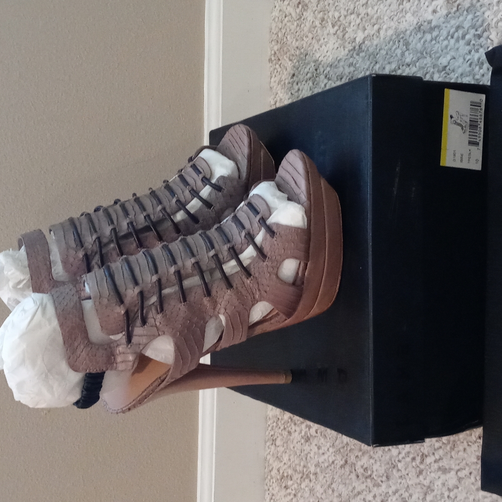 L.A.M.B IBBIE Size 10